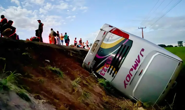 Acidente com ônibus na BR-230 deixa um morto e vários feridos