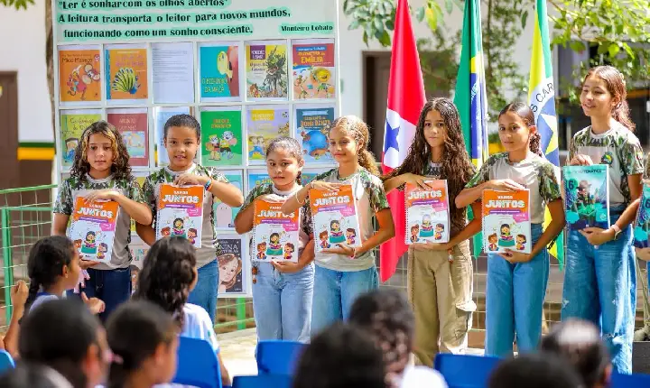 Alunos da Rede Municipal de Canaã dos Carajás recebem material didático para a preparação do Saeb