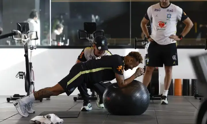 Ancelotti atualiza situação de Neymar e prevê retorno aos treinos na próxima semana
