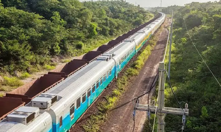 Após descarrilamento, Vale mantém trem de passageiros suspenso e passageiros seguem sem previsão
