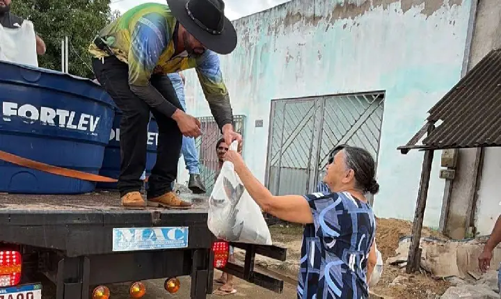 Às vésperas da Sexta-feira Santa, Aurélio distribui pescado à população de Parauapebas