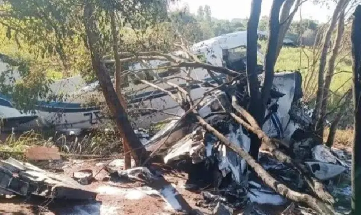 Avião carregando R$ 15 milhões cai no Paraguai e moradores saqueiam dinheiro