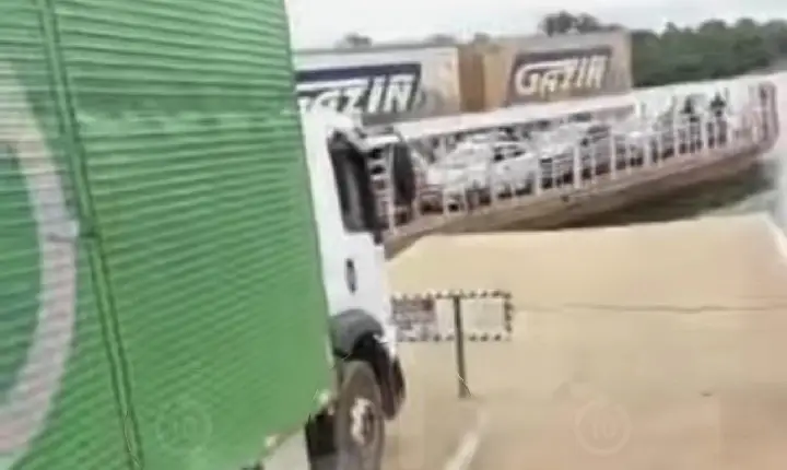 Balsas carregadas de veículos se chocam na travessia de Araguatins, no Rio Araguaia