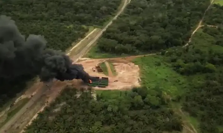 Bandidos invadem garagem, rendem vigia e ateiam fogo em caminhões em Irituia