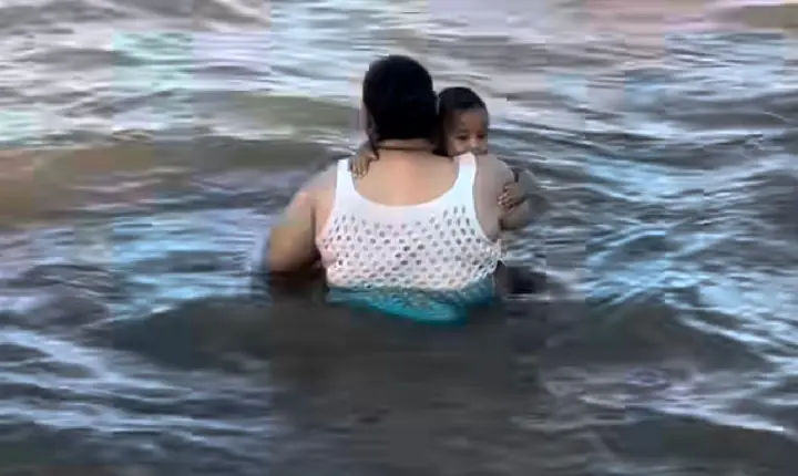 Banho no Rio Amazonas: mãe e filho mostram rotina às margens do maior rio do mundo