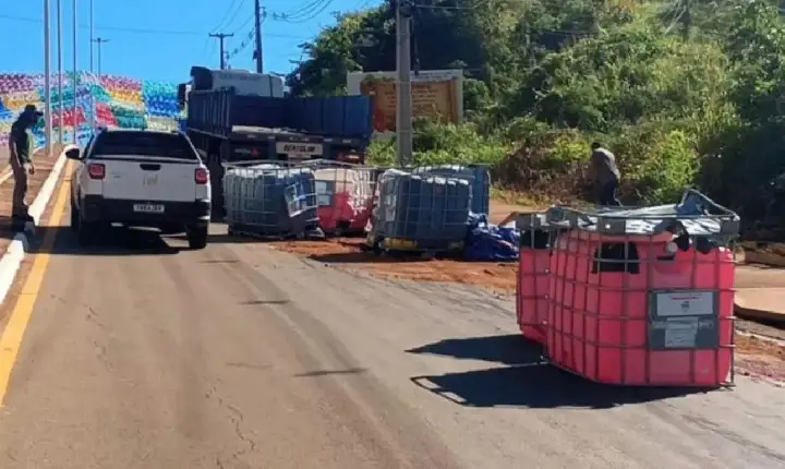 Caminhão tomba carga de produtos de limpeza no Morro das Antenas em Canaã