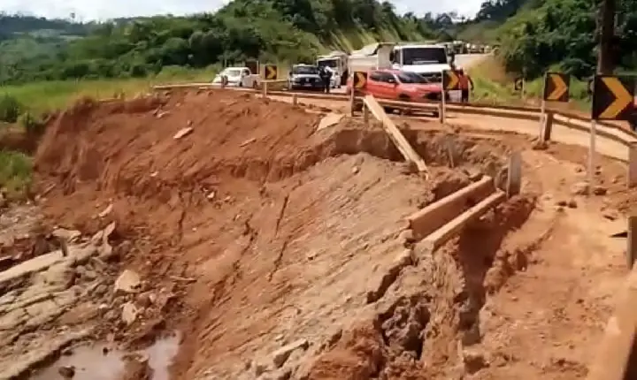 Caminhão tomba em trecho com erosão na BR-422 e causa congestionamento entre Tucuruí e Novo Repartimento