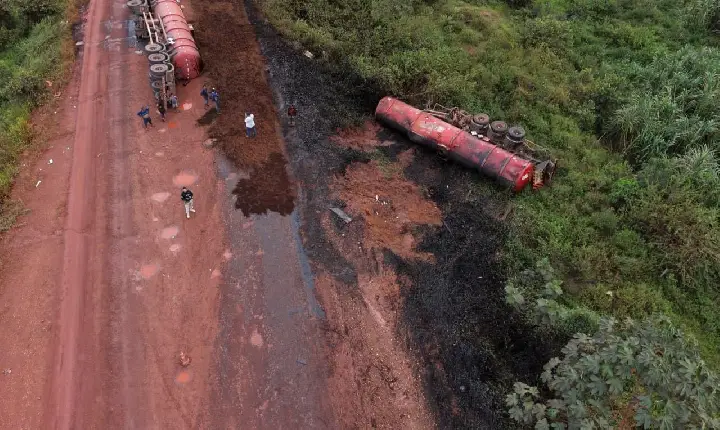 Caminhão tomba na Transamazônica e óleo queimado polui Rio Cupari em Rurópolis