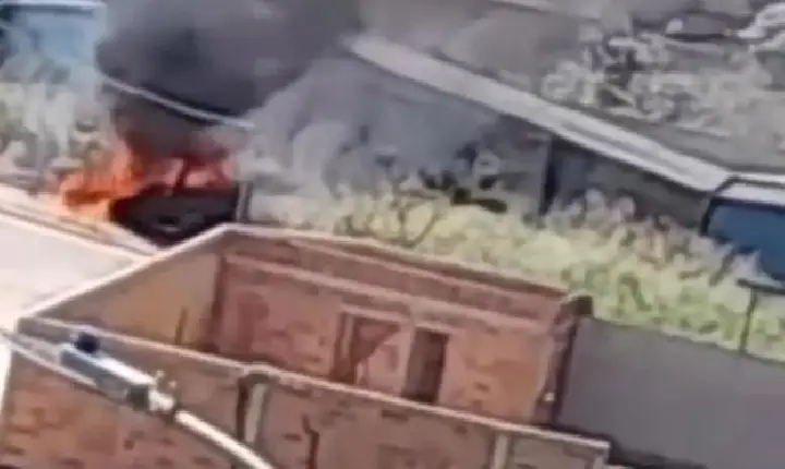 Caminhonete fica destruída após incêndio perto do Morro Céu Azul, em Parauapebas