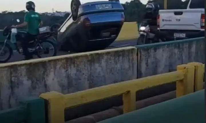 Carro capota na Ponte do Rio Itacaiúnas e provoca lentidão na BR-230, em Marabá