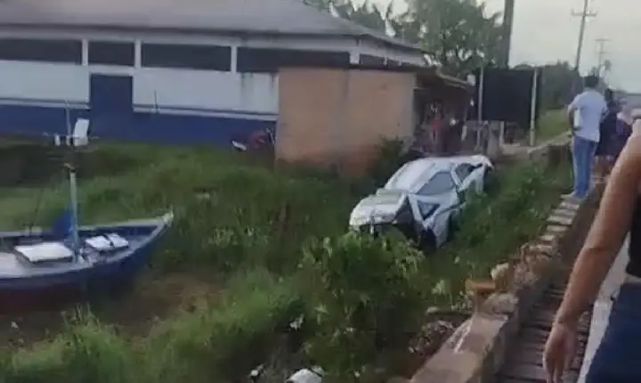 Carro funerário que levava corpo cai de ponte em Augusto Correa