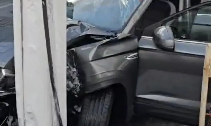 Carro oficial da COP30 é atingido por ônibus em Belém