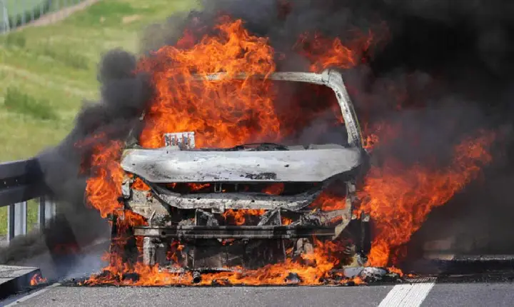 Carro pega fogo na Avenida dos Carajás em Canaã; ninguém ficou ferido
