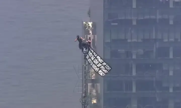 Casal é preso após escalar Empire State Building para protesto e pedido de casamento nos EUA