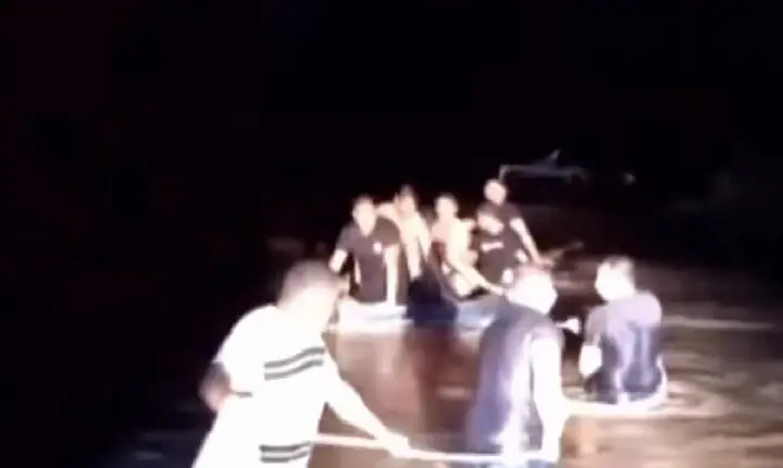 Chuva ‘engole’ carro e 9 da mesma família são resgatados em Tomé-Açu