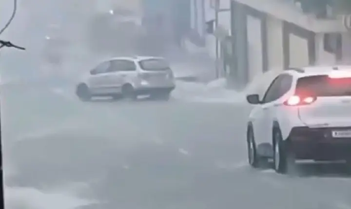 Chuva intensa causa alagamentos e arrasta carros e motos em Oriximiná