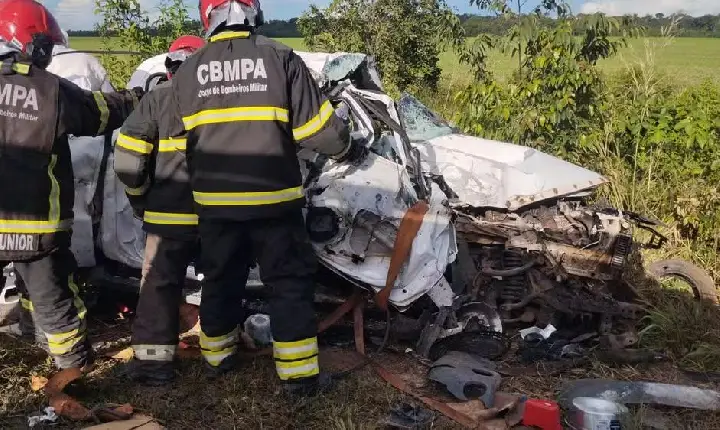 Colisão frontal entre caminhonete e caminhão deixa morto e feridos na PA-150, em Tailândia