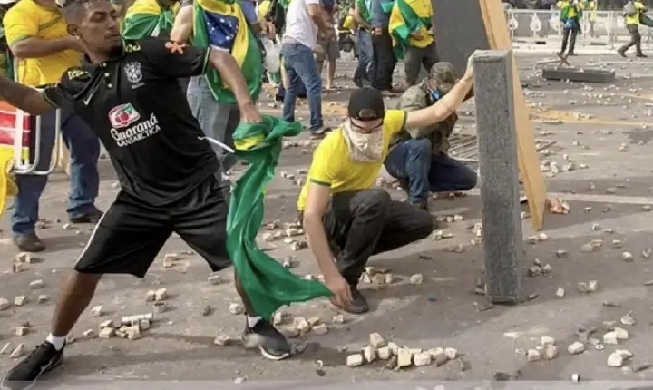 Condenado pelos atos de 8/1 chora antes da prisão: “Não vou aguentar o presídio, mãe”