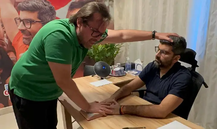 Derrotado em 20 e 22, Vavá Martins impõe mãos sobre cabeça de Dr. Daniel e 'determina' vitória