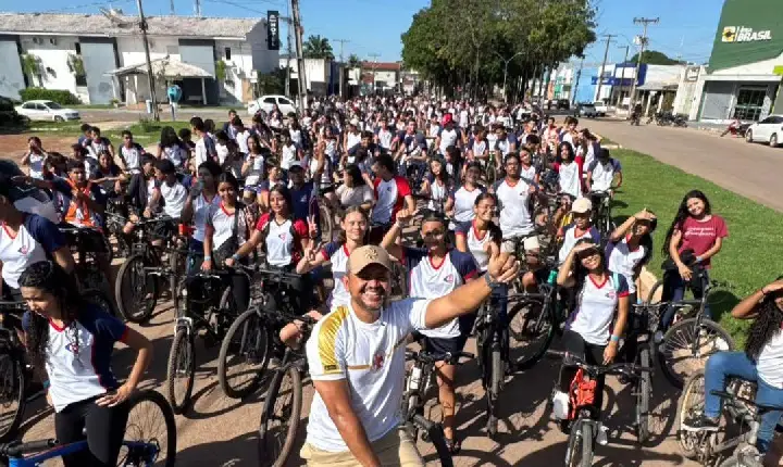 Dr. Rener prestigia 13ª Bicicletada da Escola Maria Benta em Redenção