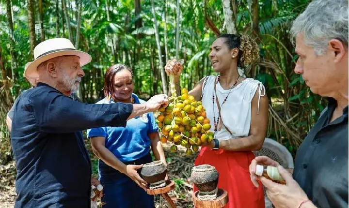 'É preciso financiar as pessoas que moram na floresta', diz Lula no Assentamento Agroextrativista Ilha Grande