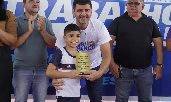 Escola Leonardo Mendes de Azevedo é reinaugurada com quadra coberta em Breu Branco