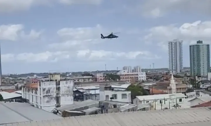 Helicóptero das Forças Armadas sobrevoa em baixa altitude e provoca danos em UBS de Belém