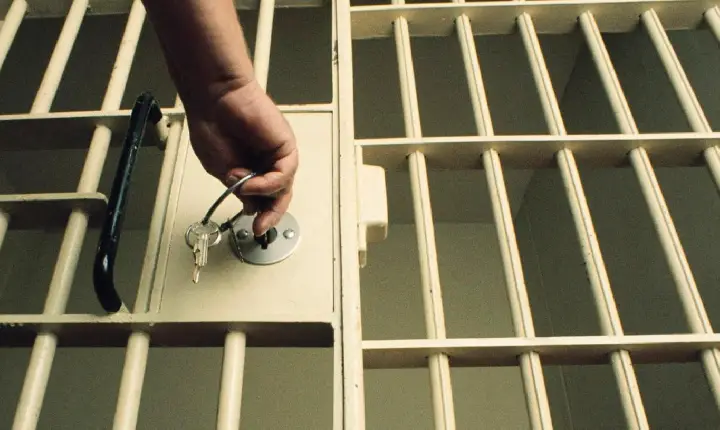 Homem acusado de agredir ex é preso pela Polícia Civil dentro de hospital em Redenção