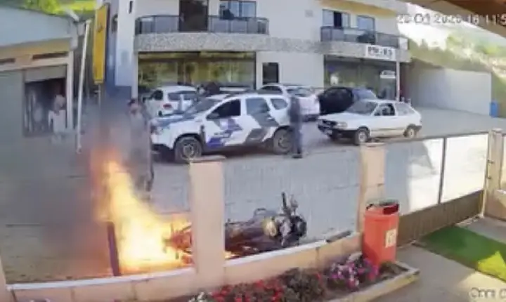 Homem ateia fogo em moto e mãe dele se queima, no ES