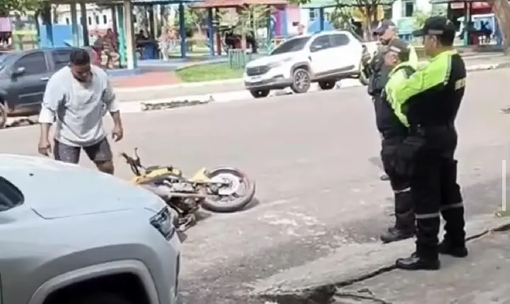 Homem destrói a própria moto durante blitz em Abaetetuba