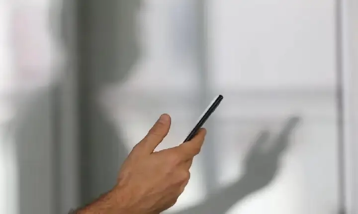 Homem é indiciado por enviar fotos íntimas da ex ao atual companheiro por vingança