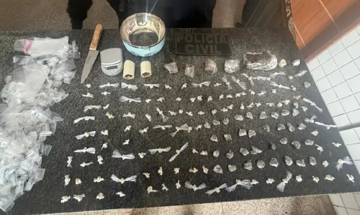 Homem é preso por suspeita de tráfico de drogas em Quatro Bocas