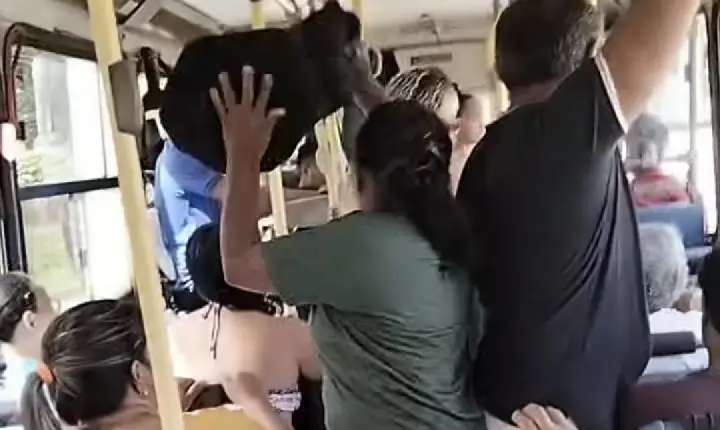 Idosa agride mulher com filho autista em discussão por assento de ônibus em Belém