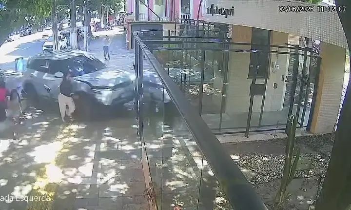 Idosa passa mal, perde controle da direção e invade prédio em Belém