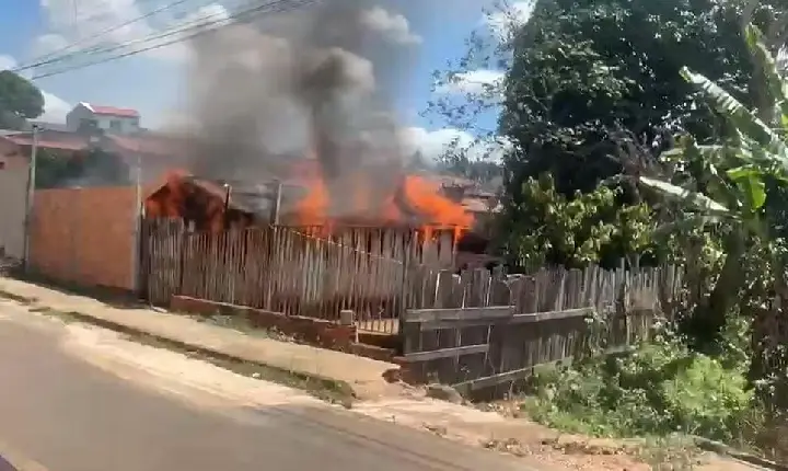 Iincêndio destrói casa e mobiliza Corpo de Bombeiros em Tucumã