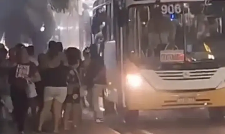 Incêndio em ônibus causa pânico entre passageiros em Belém