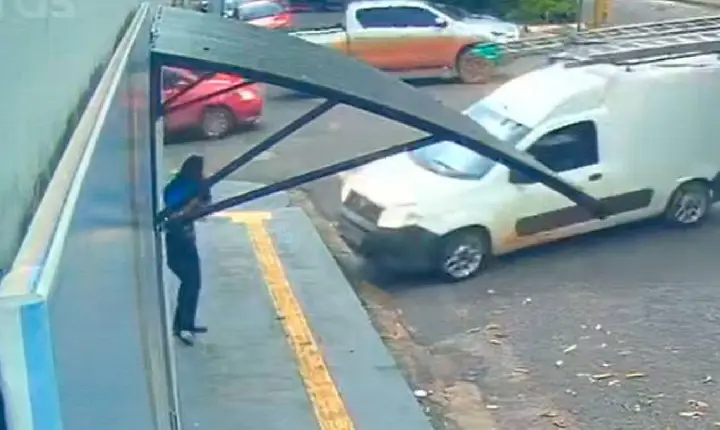 Jovem escapa de ser atingida por carro desgovernado em cruzamento de Santarém