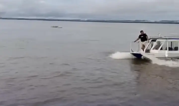 Lancha afunda após se chocar com balsa no rio Amazonas, em Santarém