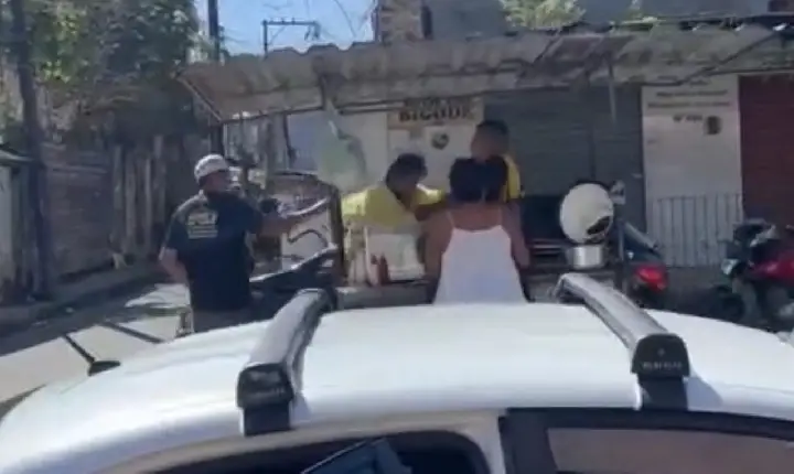 Mototaxistas brigam por coxinha de caranguejo e confusão chama atenção em Belém