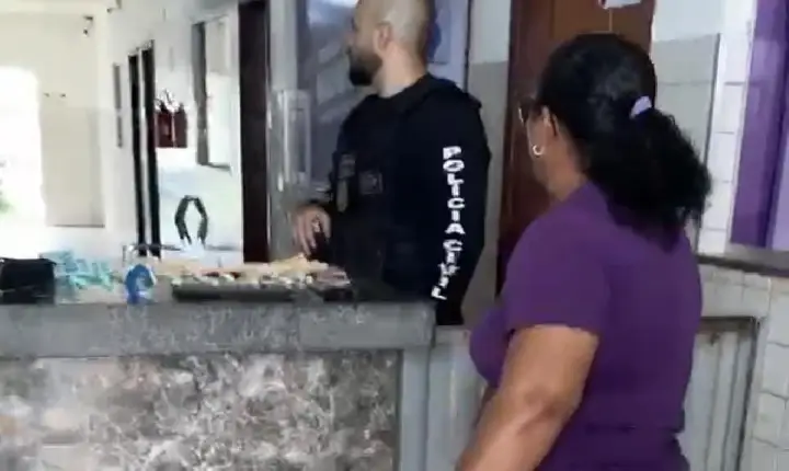 Mulher se revolta ao ver filho preso por tráfico em Tomé-Açu