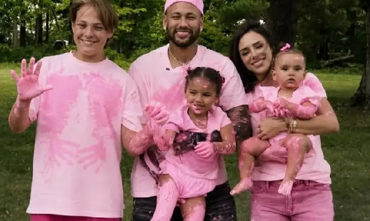 Neymar e Bruna Biancardi anunciam chegada de mais uma filha