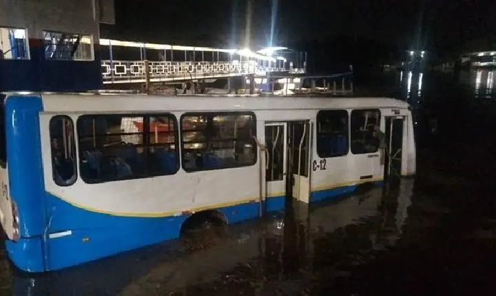 Ônibus é retirado de dentro do rio em Barcarena; não houve vítimas