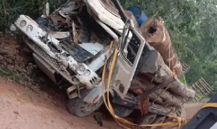 Passageira morre após caminhão descer de ré e atingir veículo em vicinal de Pacajá