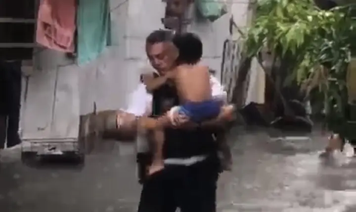 PMs salvam famílias atingidas por chuvas em Belém