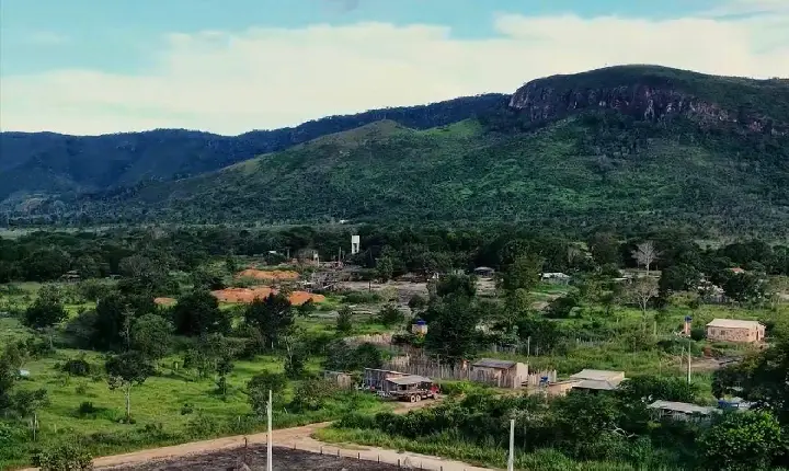 Prefeitura de Bannach acompanha instalação de postes para iluminação do campo na Pista Branca