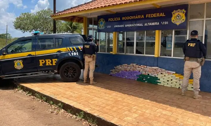 PRF apreende 145 quilos de skunk escondidos em fundo falso de caminhão na BR-230, em Altamira