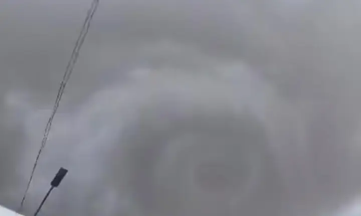 Princípio de tornado causa estragos em São Luís; casas são destelhadas e árvores caem