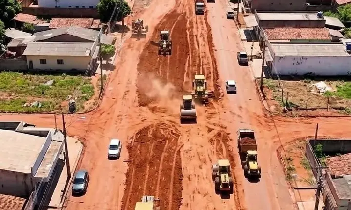 Redenção avança com obras de asfaltamento na Avenida Bahia e faz alerta a motoristas