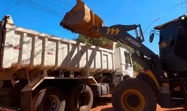 Redenção começa a semana com força total na limpeza urbana