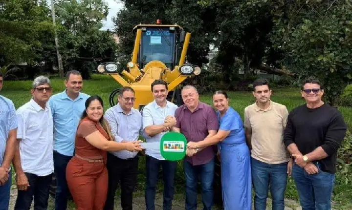 Russinho e Celso Sabino garantem motoniveladora para Goianésia do Pará